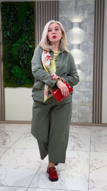 Доброе и по-настоящему весеннее утро🌸💗 Костюм в спокойном оттенке хаки — отличный вариант на кажд…