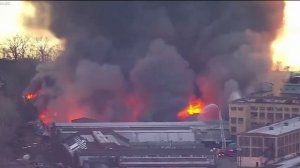 На сгоревшем до тла складе в Элизабет, штат Нью-Джерси, хранилось оружие для Украины.