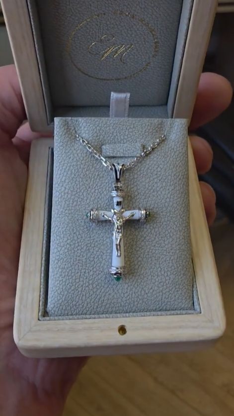 Нательный золотой крест из белой эмали с бриллиантами и изумрудами