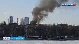 В уфимском Сипайлово огнеборцы тушат возгорание в бревенчатом жилом доме