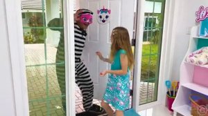 Папа учит Настю правилам безопасности для детей [get.gt]