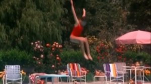 Нырнула в бассейн