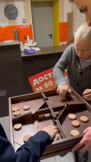 "Пляшущие человечки" в пиццерии