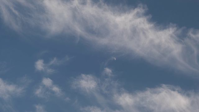 Облака и месяц