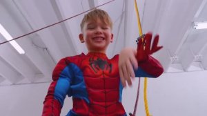 Крис и Майкл тренируются в школе