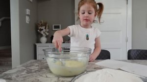 🤔 Как Лена и Миа наготовили гору еды на всю семью- Творожные вафли (Happy Family in CANADA)