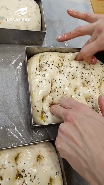 Как формуется фокаччо? Показываем на практике #хлеб #рецепты #еда #технолог #вкусно #идея #научпоп