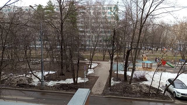 А в Москве тем временем снег уже почти полностью растаял.
