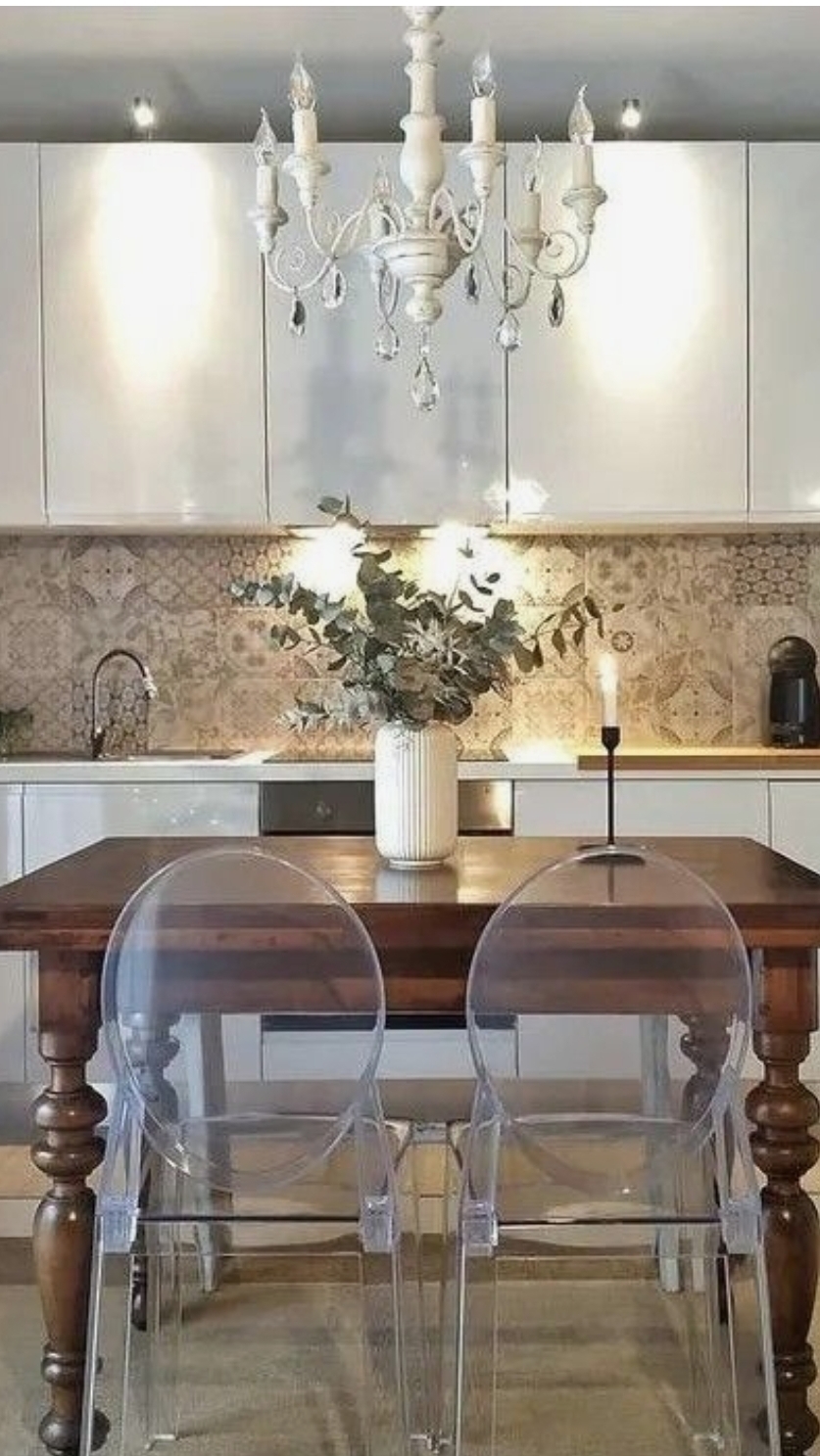 Прозрачная мебель: когда нужна