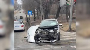 В Хабаровске водитель Mercedes столкнулся с авто и погиб, выпав из салона.