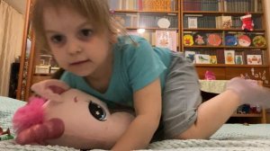 Ева кормит Басик и Единорога кормом