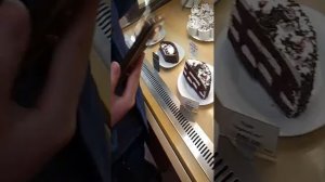 в первые иду в кафе