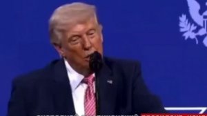 Трамп: "наследному принцу Саудовской Аравии приходится быть любезным и целовать меня в зад"