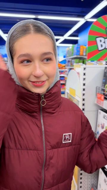 Маша выбирает подарки для Стёпы и Нестора