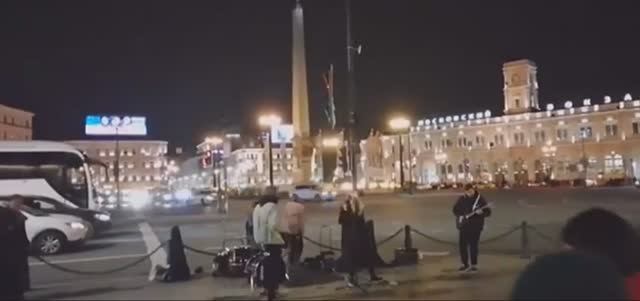 Песни Земфиры и Cranberries Zombie в исполнении уличных музыкантов Санкт-Петербурга