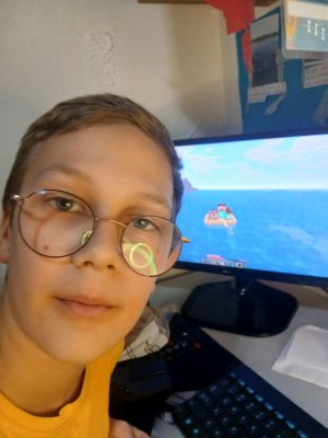 Неумный человек в очках