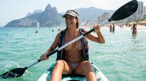 КРАСИВЫЕ ЖЕНЩИНЫ В МИКРОБИКИНИ НА БЕРЕГУ ОКЕНА