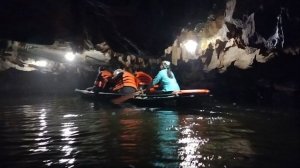 Впервые плывём в пещере на лодке!