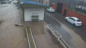 Девочку чуть не унесло потоком воды в Махачкале. Её успел спасти прохожий.