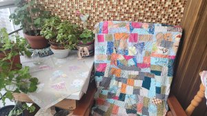 Сшила новый плед из старых вещей на балкон 🪡 🧵