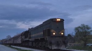 Тепловоз 661-111 с грузовым поездом