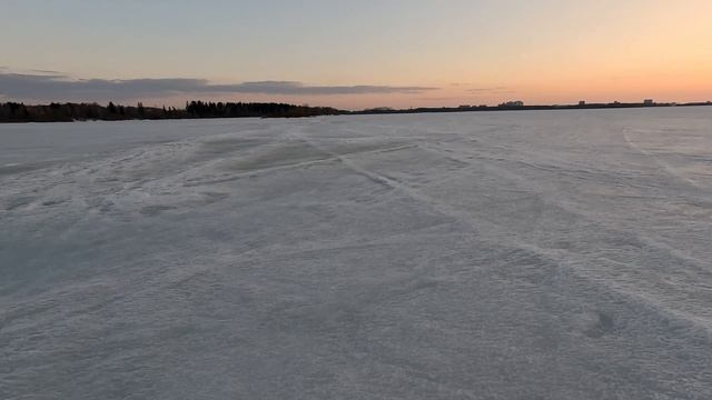 На озере Сенеж уже темнеет.А нам надо прорваться на свой берег.Но лед уже почти не держит.Что делать
