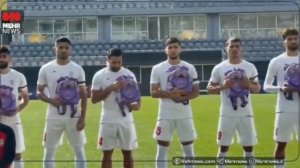 Футболисты сборной Ирана вышли на матч с детскими рюкзаками в память о жертвах трагедии в Минабе

По