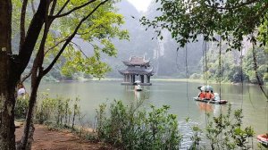 Храм-беседка посередине реки!