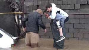 Корреспондент «Известий» спас ребенка из возникшей от дождей западни в Дагестане