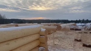 Сруб размерами 7 на 7 метров, дополненный просторным выпуском под террасу глубиной в 3 метра