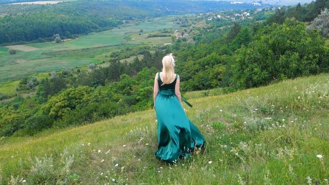 Девушка в зеленом платье смотреть онлайн