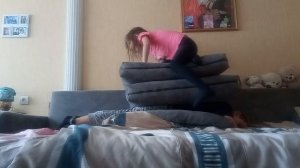 бесится на подушках  3 часть