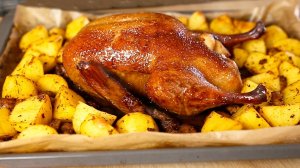 Запечённая УТКА с яблоками, картошкой и грибами.