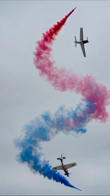 Завораживающий воздушный шоу с дымом #воздушныефигуры #шоу #полет