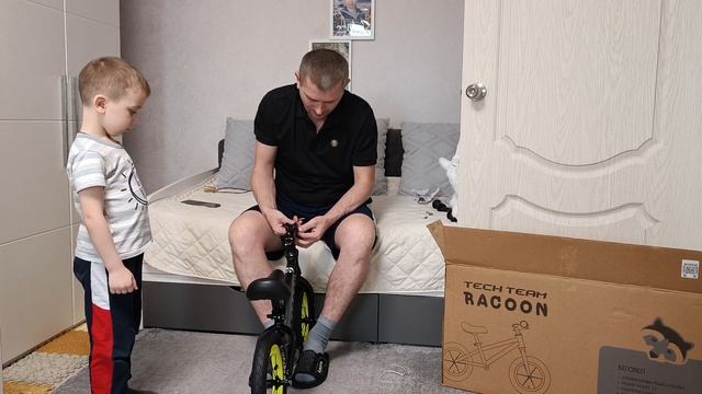 С утра в батутный паркРаспаковали новогодний подарокУ Артёма первый беговелПосидели в пиццерии