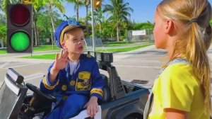 Крис демонстрирует правила дорожного движения