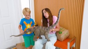 Влад Ники.Дети превращают игрушки в настоящих динозавров — Весёлые истории для детей!