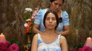 Masaje ASMR de Doña Esperanza con susurros y limpia energética para dormir profundo y relajarse 😴