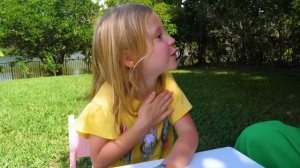 Настя и папа играют в прятки и догонялки