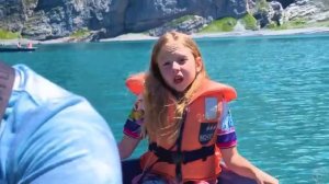 Настя и папа играют в детской комнате [get.gt]