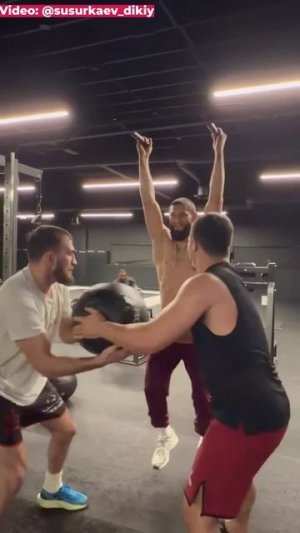 Чимаеву ПРОБИЛИ ПРЕСС во время виса на турнике