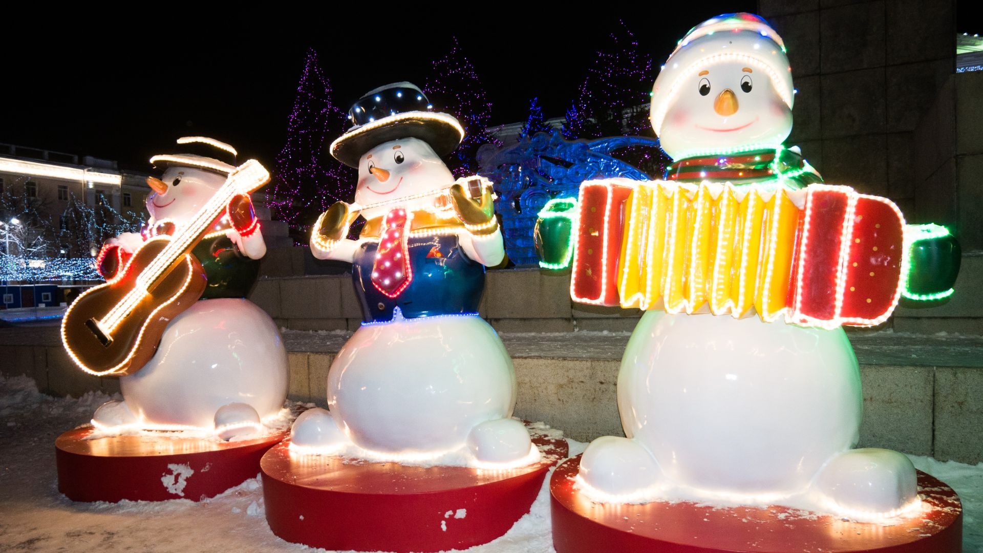 Новогодние снеговики с музыкальными инструментами из стеклопластика с подсветкой.