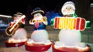 Новогодние снеговики с музыкальными инструментами из стеклопластика с подсветкой.