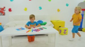 Крис и Майкл играют с воздушными шарами.