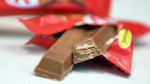 В Европе неизвестные угнали грузовик с 12 т шоколадных батончиков