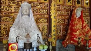 Девицы в белом и красном платье!