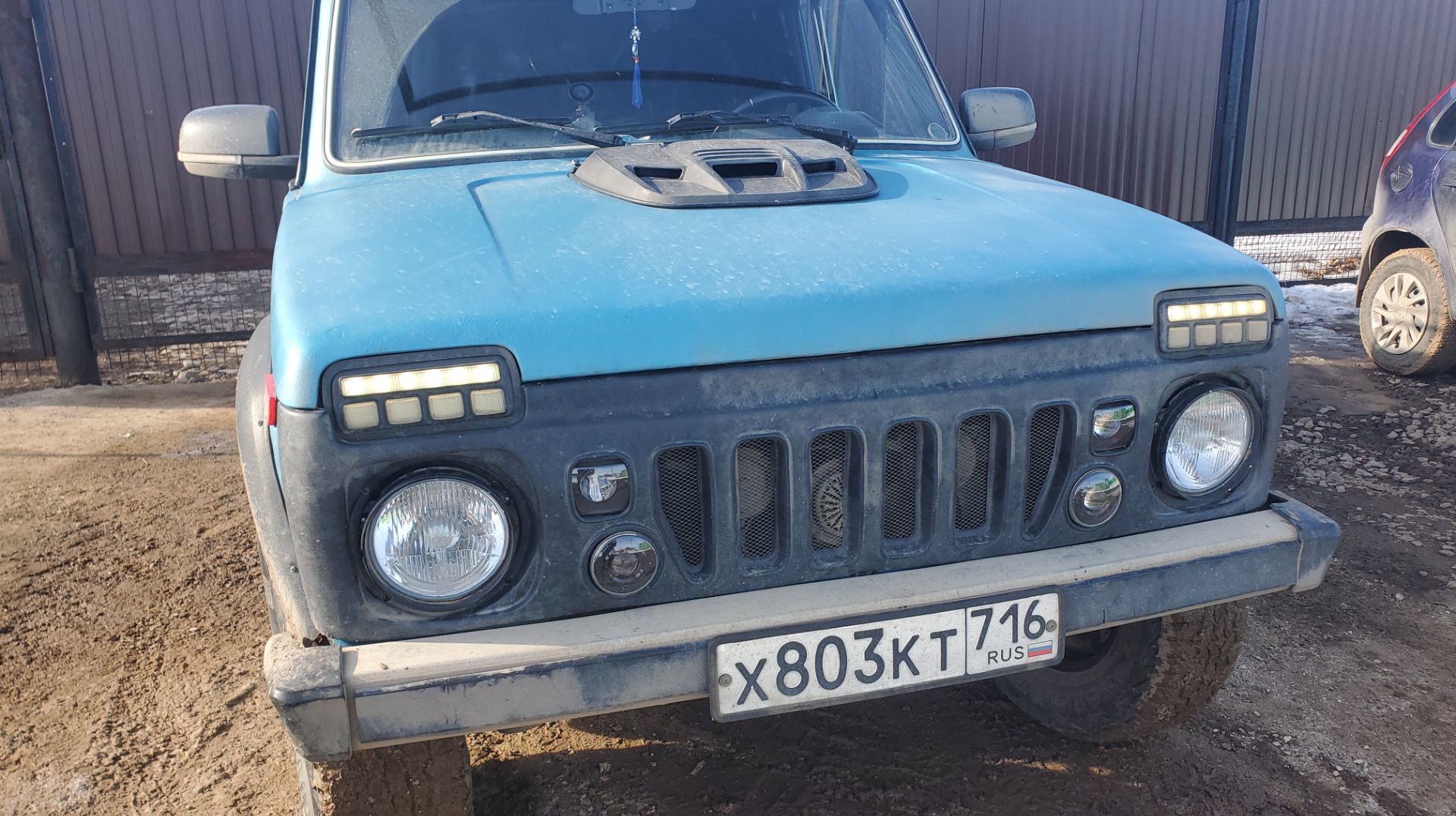 Техничка. Установил 2 пары линзованных ПТФ в решётку. Устранил фон на радио