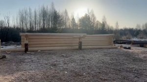 Сруб 7х10 метров. Рубка углов выполнена в классическую чашу.