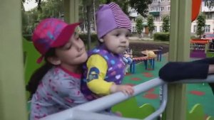 ВЛОГ  для детей ГУЛЯЕМ В ПАРКЕ НА ДЕТСКОЙ ПЛОЩАДКЕ 2017