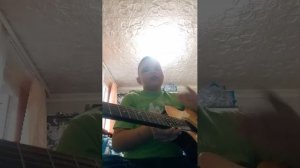 учусь играть на гитаре день 2